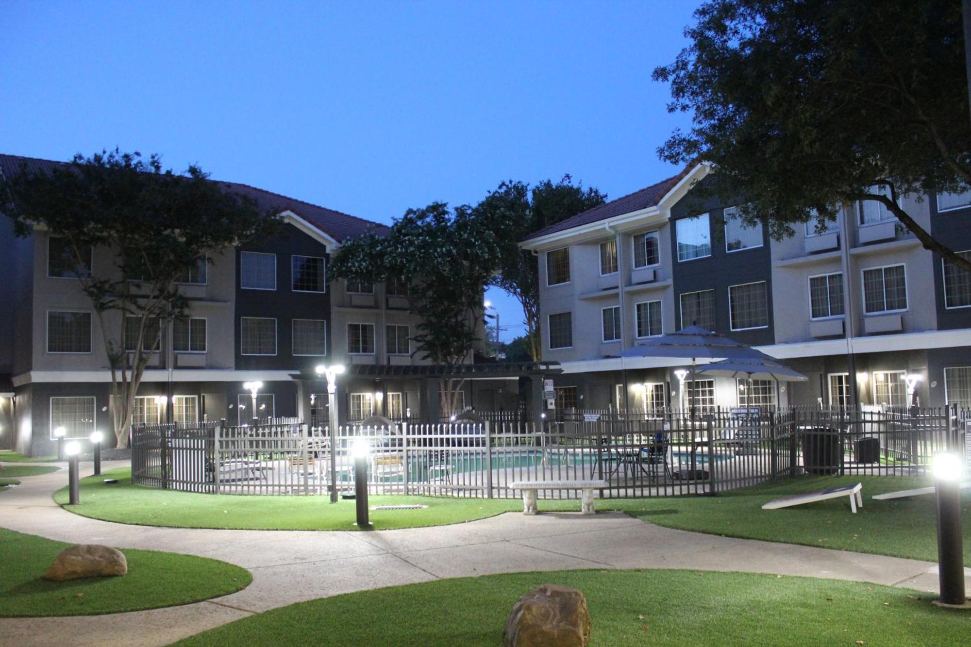 La Quinta By Wyndham Dallas - Addison Galleria Экстерьер фото